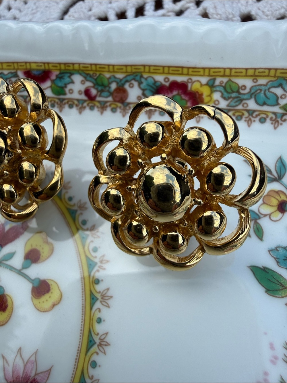 Vintage Sarah Coventry Gold Tone Flower Clip On Earrings Statement Floral - Picture 2 of 5